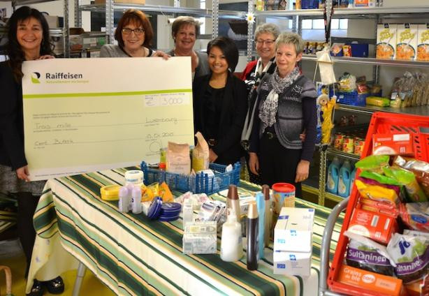 
	Carole Miltgen (far left), the food bank’s Adely Thill-Gross (second from left) at the Cent Buttek Beggen on Tuesday
 Prisma