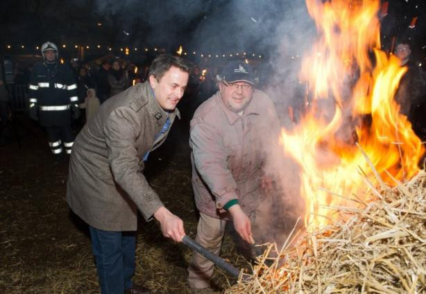 Then mayor of Luxembourg City, Xavier Bettel lights a bonfire on Buergsonndeg 2012
Charles Caratini (archives)