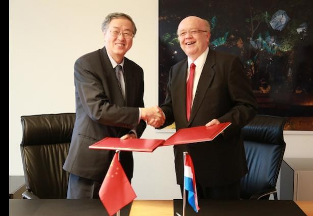 
	Chinese and Luxembourg central bank governors Xiaochuan Zhou and Gaston Reinesch at the signing ceremony on Sunday
 Banque centrale du Luxembourg