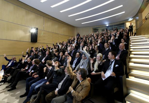 
	Those in favour? A vote by show of hands at the Paperjam Club-Oxford Union Debate in November 2014.
 Maison Moderne archives