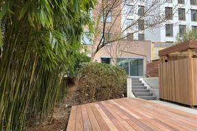 Le jardin à l’arrière de l’immeuble a été aménagé pour profiter des espaces extérieurs. (Photo: Nextensa)