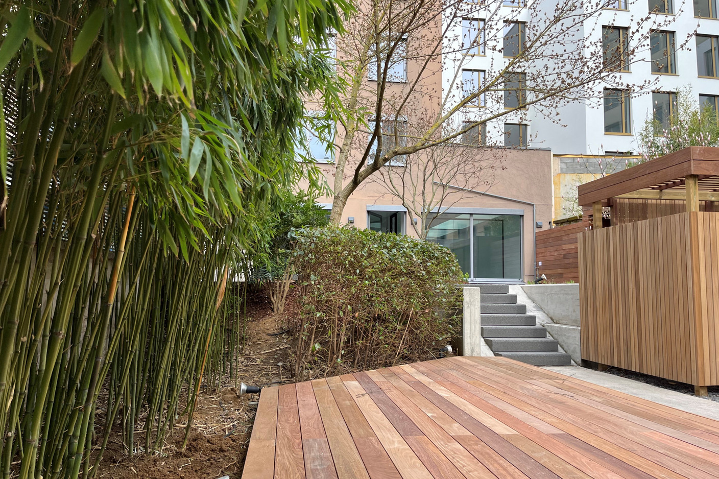 Le jardin à l’arrière de l’immeuble a été aménagé pour profiter des espaces extérieurs. (Photo: Nextensa)