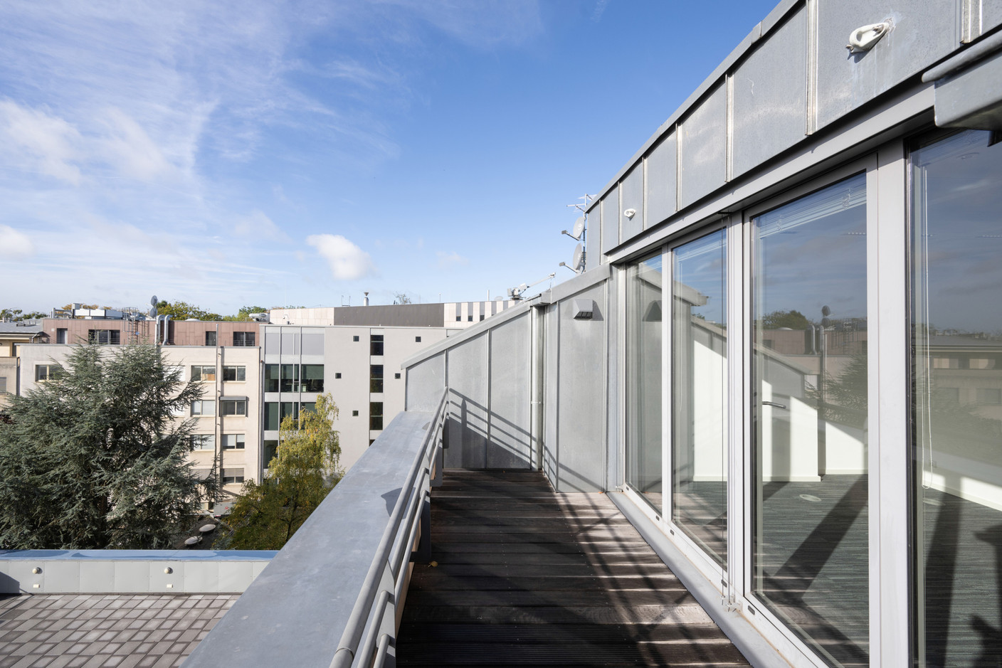 En plus du jardin, des terrasses complètent l’offre d’espaces extérieurs. (Photo: Nextensa)