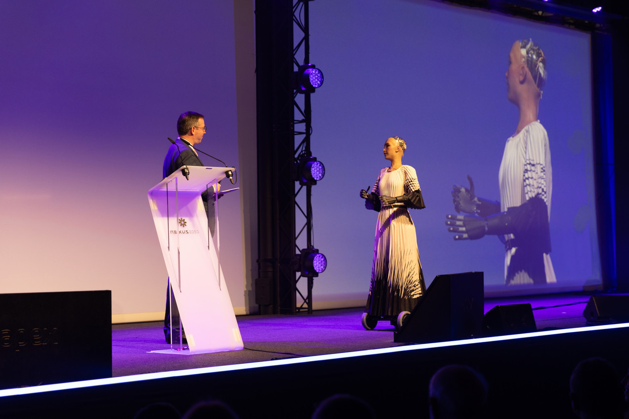 Grand Duke Guillaume with Sophia, the humanoid robot by Hanson Robotics, at Nexus Luxembourg, the international tech and AI summit hosted at Luxexpo The Box. (Photo: Romain Gamba/archive)