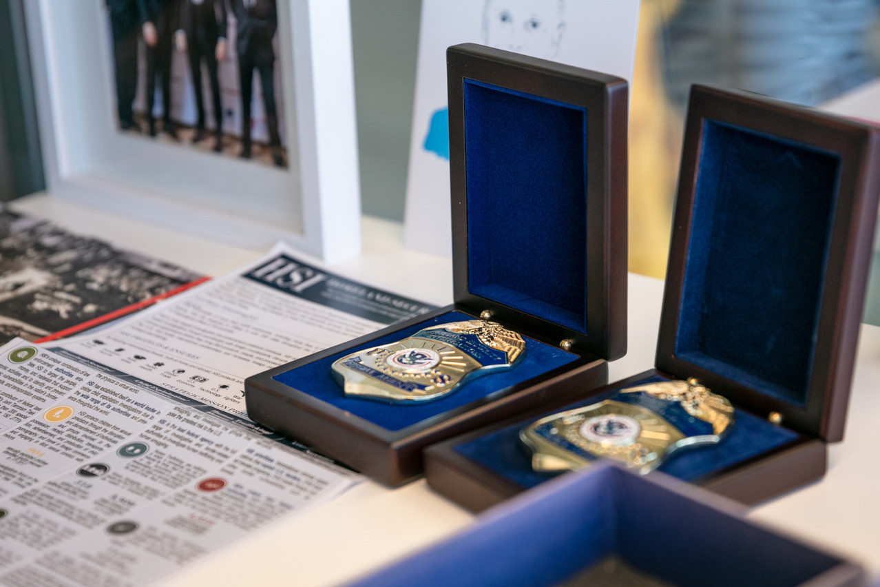 La paire de badges cérémoniels de la sécurité intérieure américaine que Niccolo Polli a reçus à la suite de séances d'information confidentielles sur la criminalité financière avec des responsables américains. (Photo: Romain Gamba/Maison Moderne)