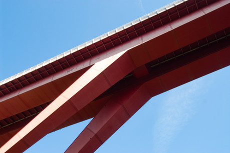 Nicoletta Lux s’était vu confier les travaux de peinture du Pont Rouge par Tralux et Eiffel, qui avaient remporté le contrat de rénovation, et avait démarré le chantier début 2017. (Photo: Shutterstock)