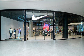 Spanning 1,360 square metres across two floors, the Nike store at La Cloche d’Or is based on an experiential concept that blends sport, lifestyle and connected services. (Photo: Martin Flousek)