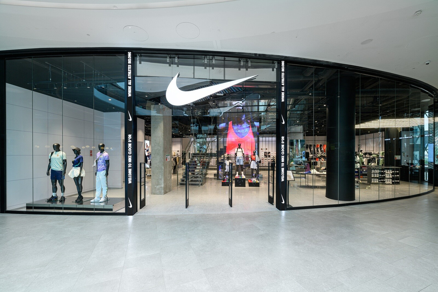 Spanning 1,360 square metres across two floors, the Nike store at La Cloche d’Or is based on an experiential concept that blends sport, lifestyle and connected services. (Photo: Martin Flousek)