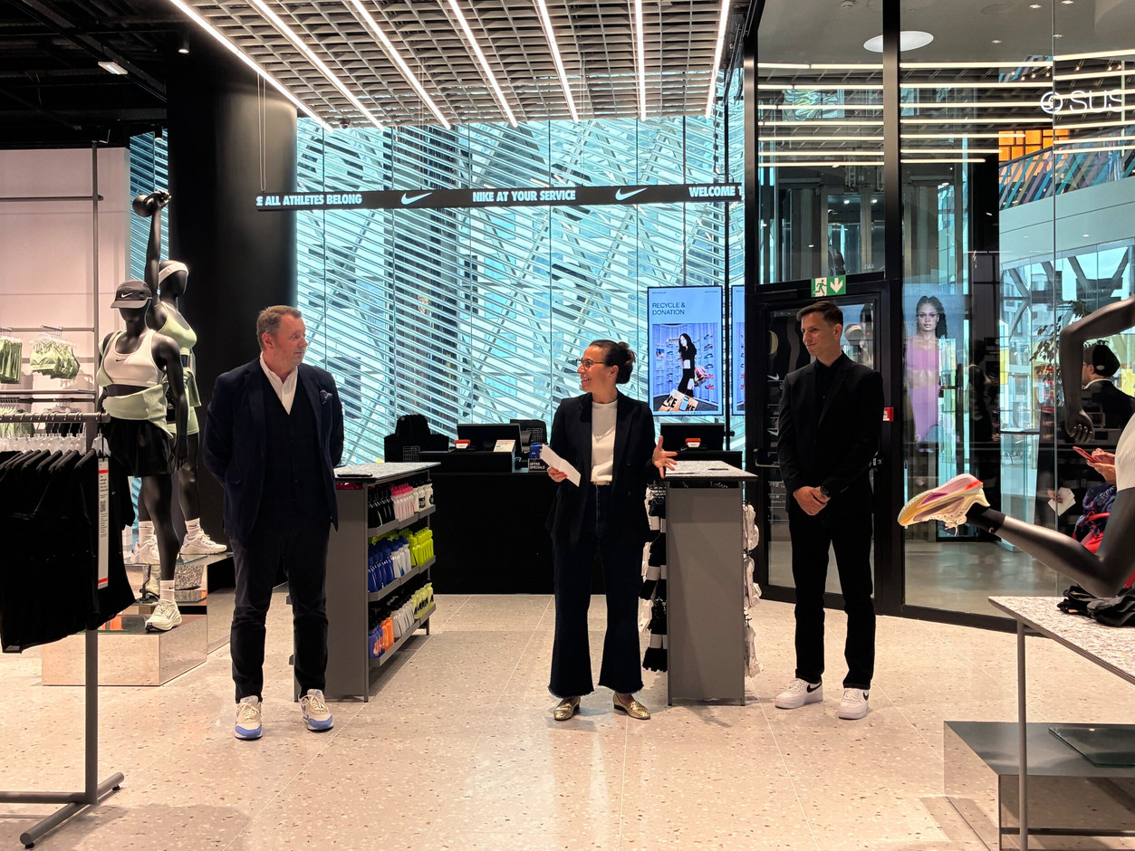 Raphaël Bouchet, manager of the Cloche d’Or Shopping Centre, Marie-Aude Hosten, Nhood’s sales director in Luxembourg, and Itay Rosenblum, Retailors’ managing director for Western Europe and Scandinavia, at the press preview. (Photo: Louise Braibant/Paperjam)