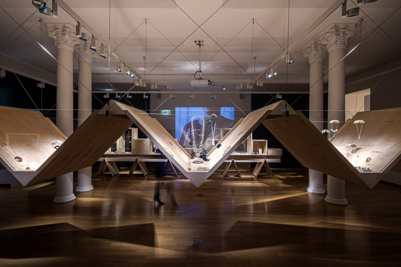 La structure suspendue crée un paysage à l’intérieur de la salle d’exposition. (Photo: Mike Zenari)