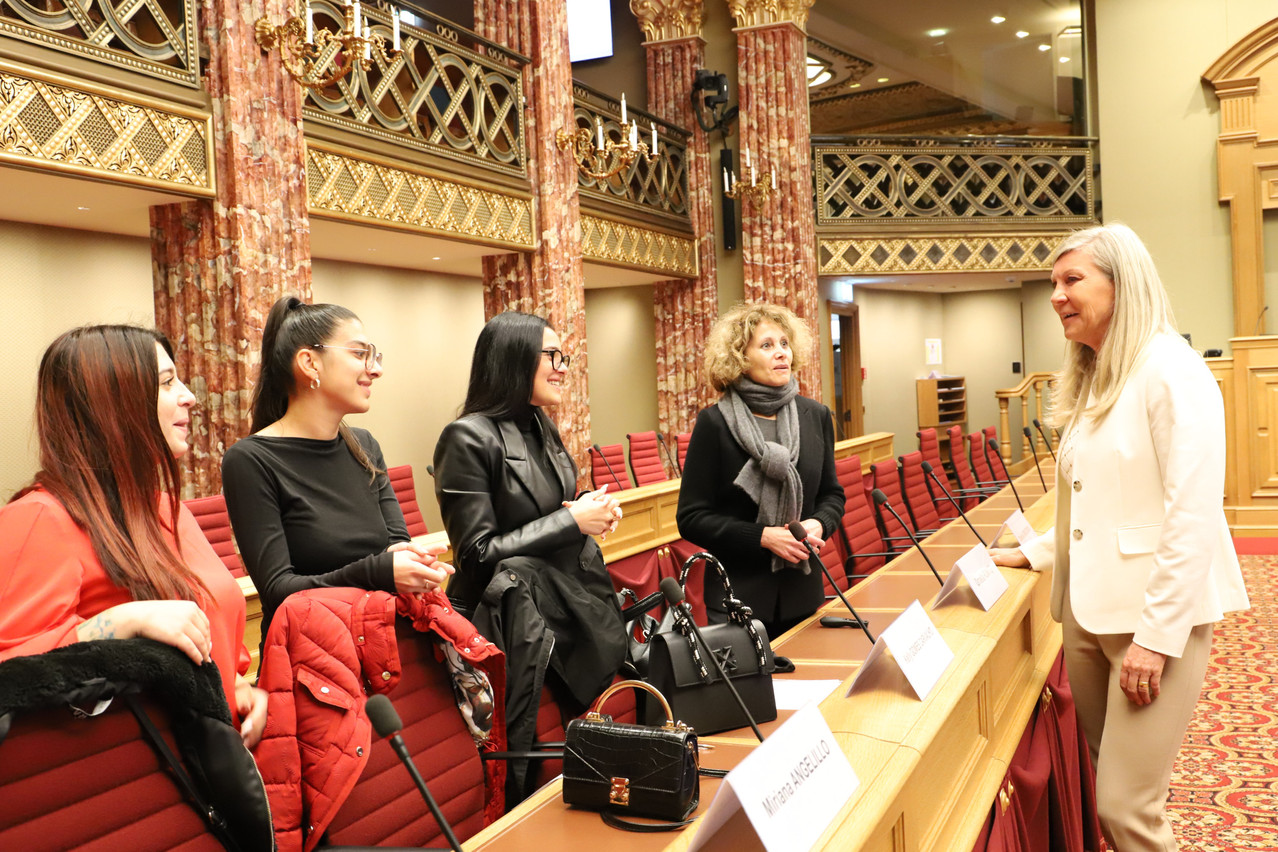 Ornella Romito (third from the left), the initiator of the petition, was accompanied by three other women and had the opportunity to exchange views with Nancy Kemp-Arendt (CSV), Chair of the Petitions Committee. (Photo: Chamber of Deputies)