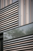 La façade est réalisée avec des tubes de terre cuite de trois teintes alternées. (Photo: STDM/Bertrand Berhin)