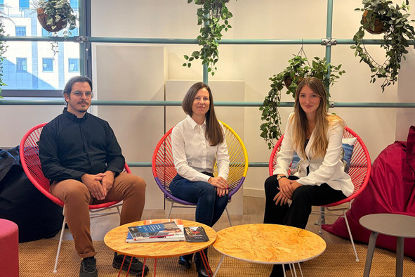 De gauche à droite: Kypros Vassiliou (cofondateur et directeur technique), Noémi Zsolnai (fondatrice et PDG) et Daphne Dijkstra (cofondatrice et directrice des activités commerciales) développent Anchor, une solution fintech conçue pour aider les banques à mieux anticiper les événements marquants de la vie de leurs clients. (Photo: fournie par Noémi Zsolnai)