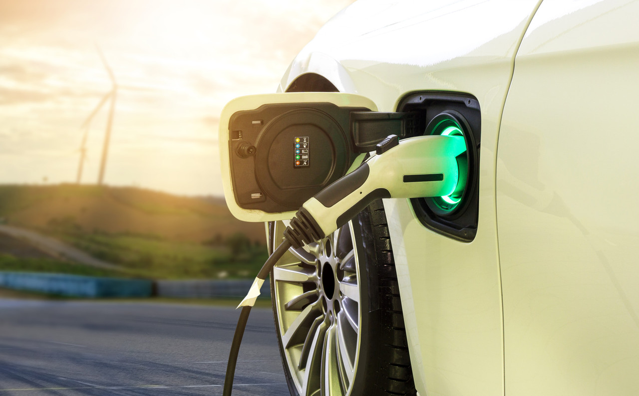Les voitures électriques tout comme les bornes de charge publiques sont de plus en plus nombreuses.  (Photo: Shutterstock) 