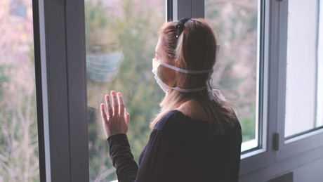Les patients mis en quarantaine ou en isolement ont parfois du mal à rester cloîtrés chez eux, déplorent les autorités sanitaires. (Photo: Shutterstock)