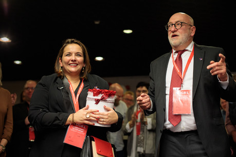 Changement de génération, changement de style. André Roeltgen (à droite) passe le relai à Nora Back, mais le fond du discours sera dans la continuité de la tradition syndicale. (Photo: Matic Zorman)