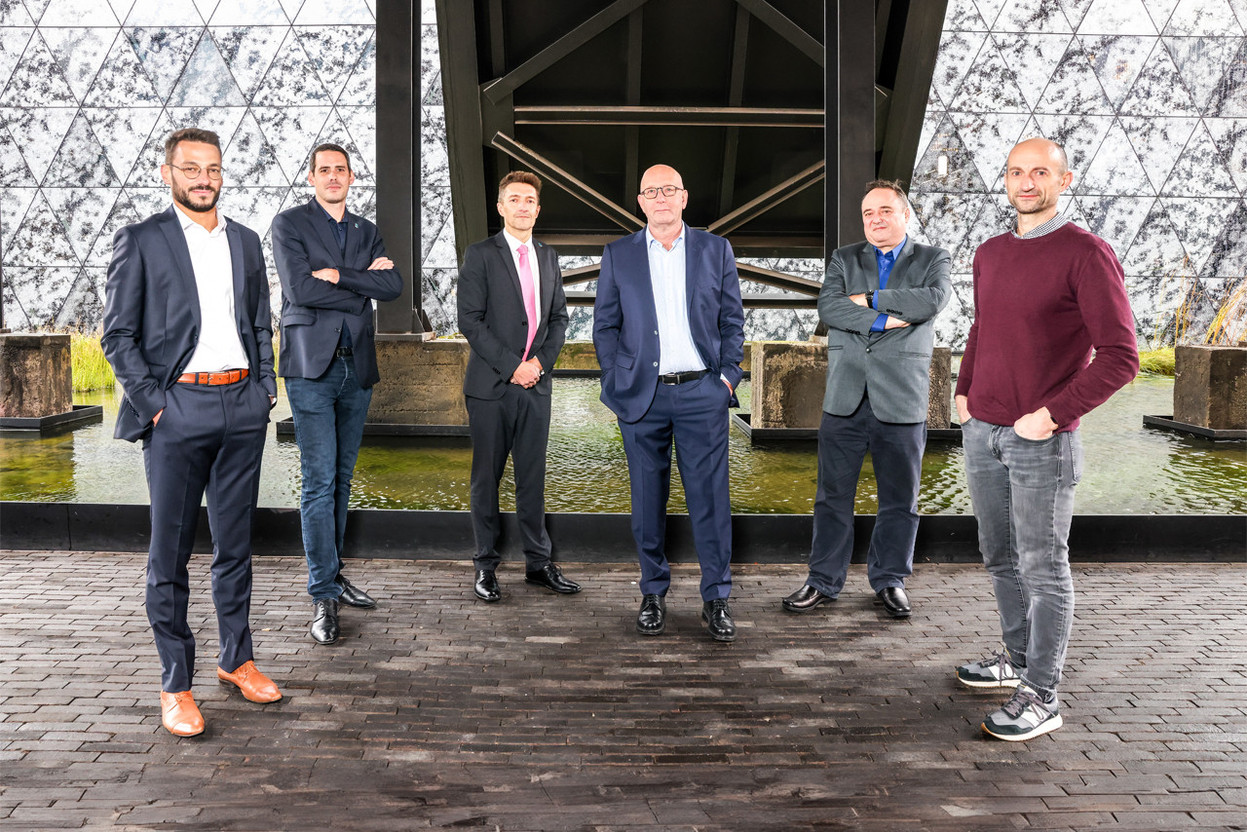 Dr Lucas Cicero, M. Nicolas Domenjoud de l’organisme luxembourgeois de normalisation (ILNAS), Dr Jean-Philippe Humbert, adjoint à la Direction de l’ILNAS, Prof. Dr Eric Tschirhart, conseiller spécial du recteur, Prof. Dr Pascal Bouvry, Doyen de la Faculté des Sciences, des Technologies et de Médecine, et Dr Grégoire Danoy,  Research Scientist  de l’Université du Luxembourg. Crédit photos : Marie Russillo (Maison Moderne)