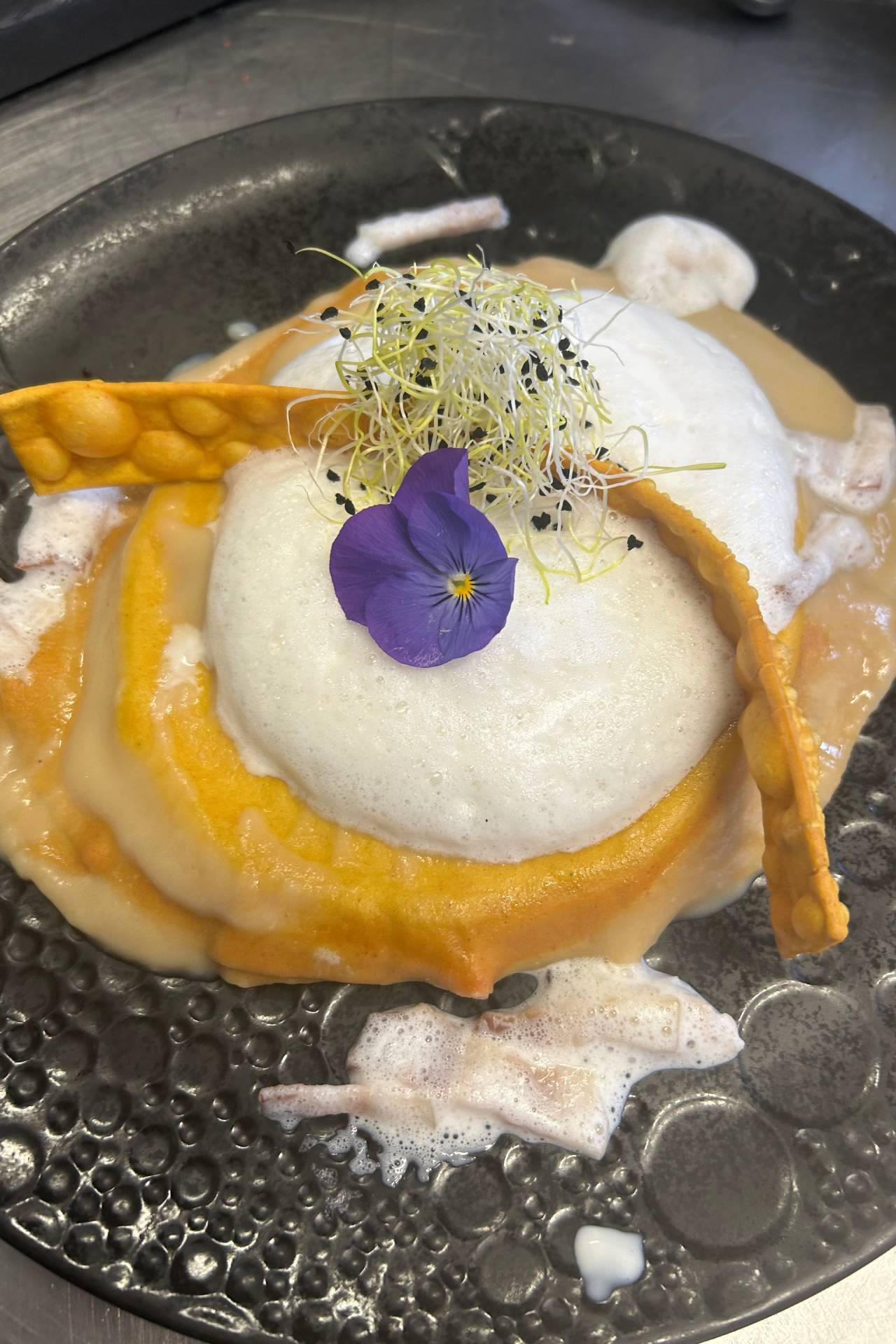 Raviole géante aux deux asperges, accompagnée d’une émulsion de lard fumé. (Photo: Le Laboratoire)