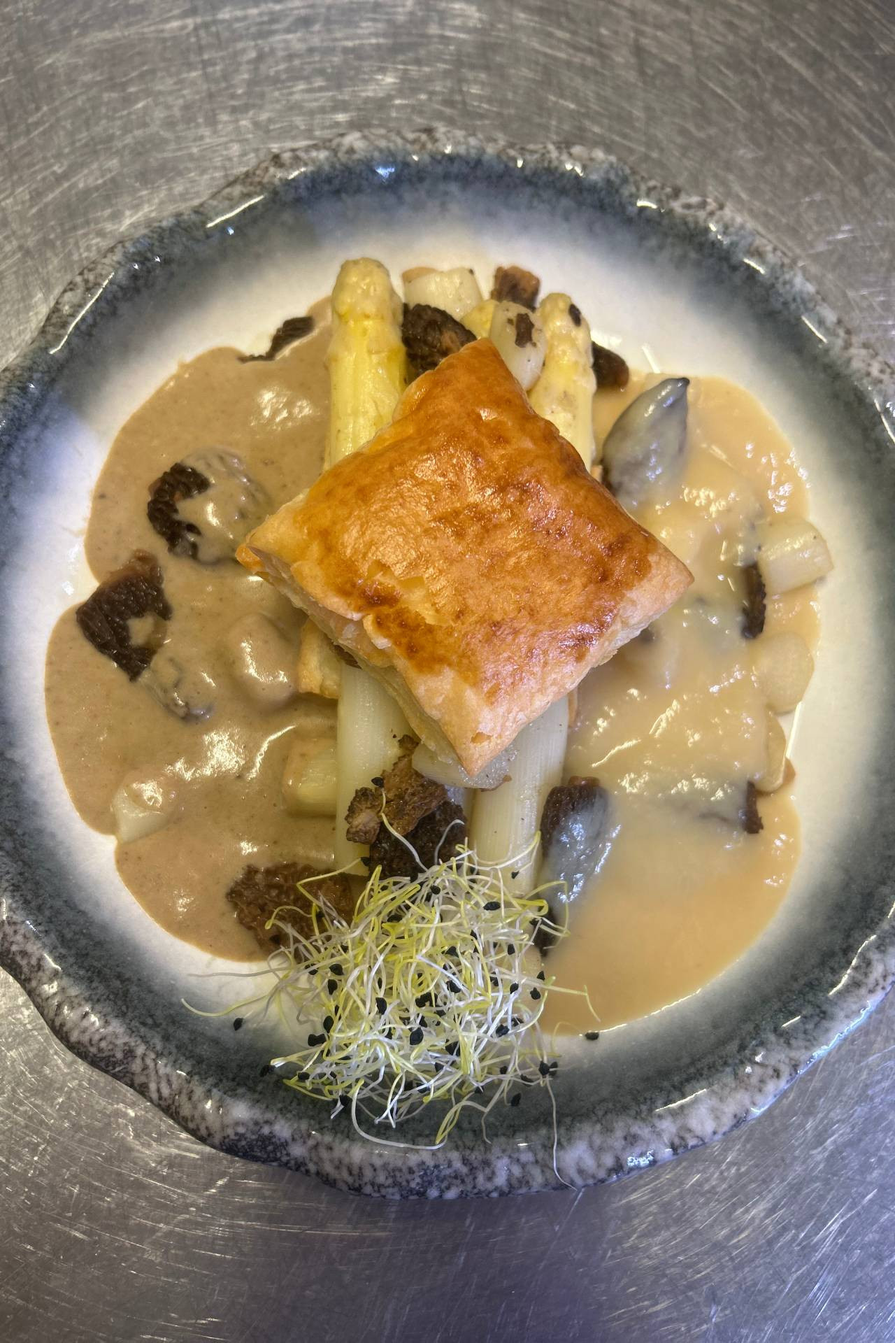 Asperges blanches et morilles, avec son feuilleté. (Photo: Le Laboratoire)