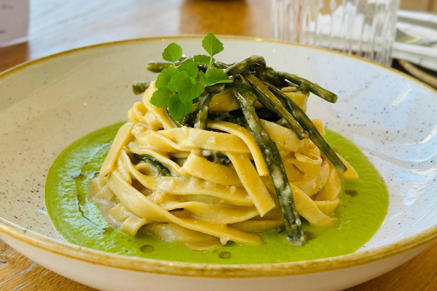  Tagliatelles aux asperges vertes, petits pois et pancetta. (Photo: B13)