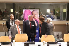 Le directeur général de l’Organisation internationale pour les migrations (OIM), Antonio Vitorino (à gauche) a évoqué au ministre les dernières tendances migratoires, notamment en Méditerranée. ((Photo: MAEE))