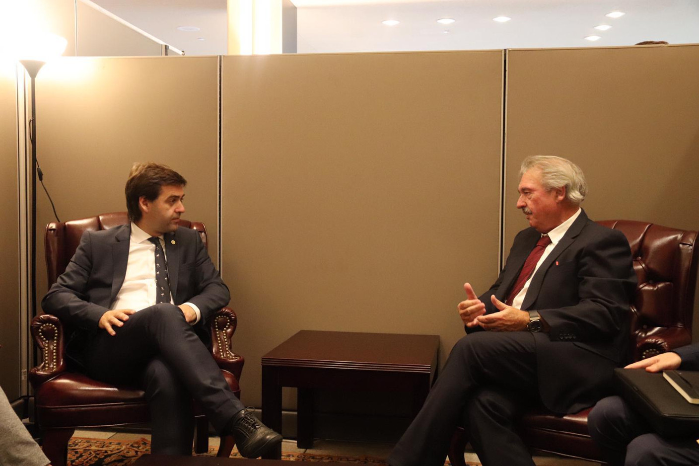 En réunion avec le ministre des Affaires étrangères de la Moldavie, Nicolae Popescu. (Photo: MAEE)