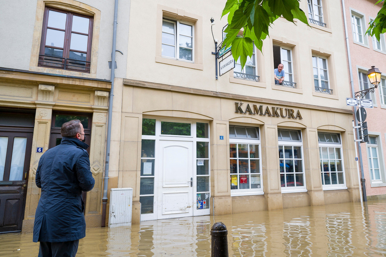 Prime minister Xavier Bettel talks with Kamakura owner Hajime   Miyamae during his visit to the flooded Grund on Thursday 15 July.  Photo: SIP / Jean-Christophe Verhaegen
