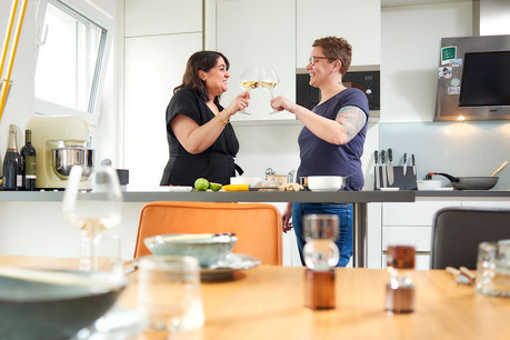 L’artiste Deborah Lehnen et son épouse Sandrine Mayer croisent woks et couteaux pour une recette mi-thaïe, mi-mauricienne. (Photo: Andrés Lejona / Maison Moderne)