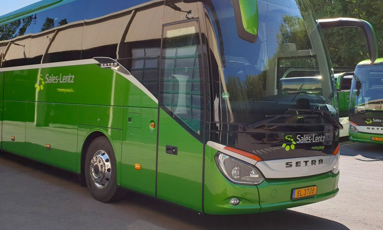 La société Sales-Lentz a mis à disposition un bus avec deux chauffeurs pour aider Julien et Tanya à récupérer plusieurs familles aux frontières de l’Ukraine. (Photo: Sales-Lentz)