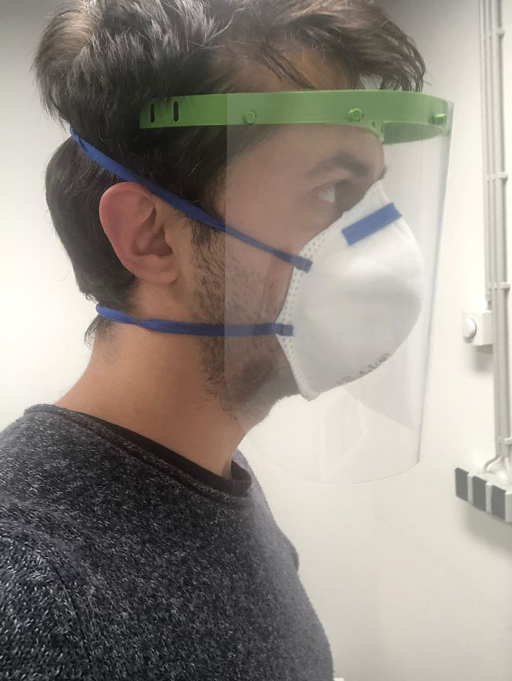 Après avoir imprimé le support pour la tête grâce à l’imprimante 3D, il suffit de monter la feuille en plexi pour en faire un masque de protection. (Photo: Metaform Architects)