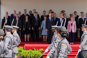 Le couple grand-ducal a assisté à la parade aux côtés de membres du gouvernement et du président du Portugal. ((Photo: SIP/ Emmanuel Claude))