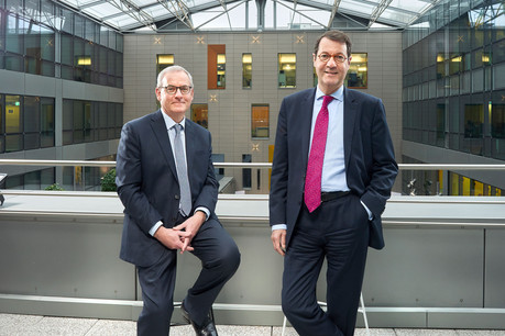 Bruno Houdmont et Bruno Colmant expliquent une part du succès de la banque par son modèle intégré. (Photo: Andrés Lejona/Maison Moderne)