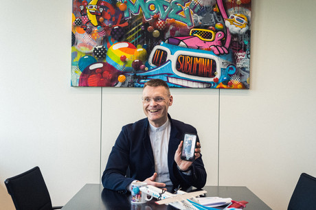 Gilles Feith partage une vidéo de danse TikTok de Luxair, qui, au moment de cette publication en ligne, avait atteint plus de 100.000 vues. (Photo: Mike Zenari/Maison Moderne)