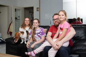 Julien Doussot a recueilli dans son appartement Alona, ses deux filles Milana et Daniela et leur chien Max. (Photo: Romain Gamba/Maison Moderne)