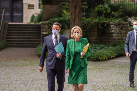 Ici aux côtés du Premier ministre, la ministre de la Santé, Paulette Lenert, a annoncé 33 foyers de contamination et 648 infections sur une semaine. (Photo: Romain Gamba/Maison Moderne)