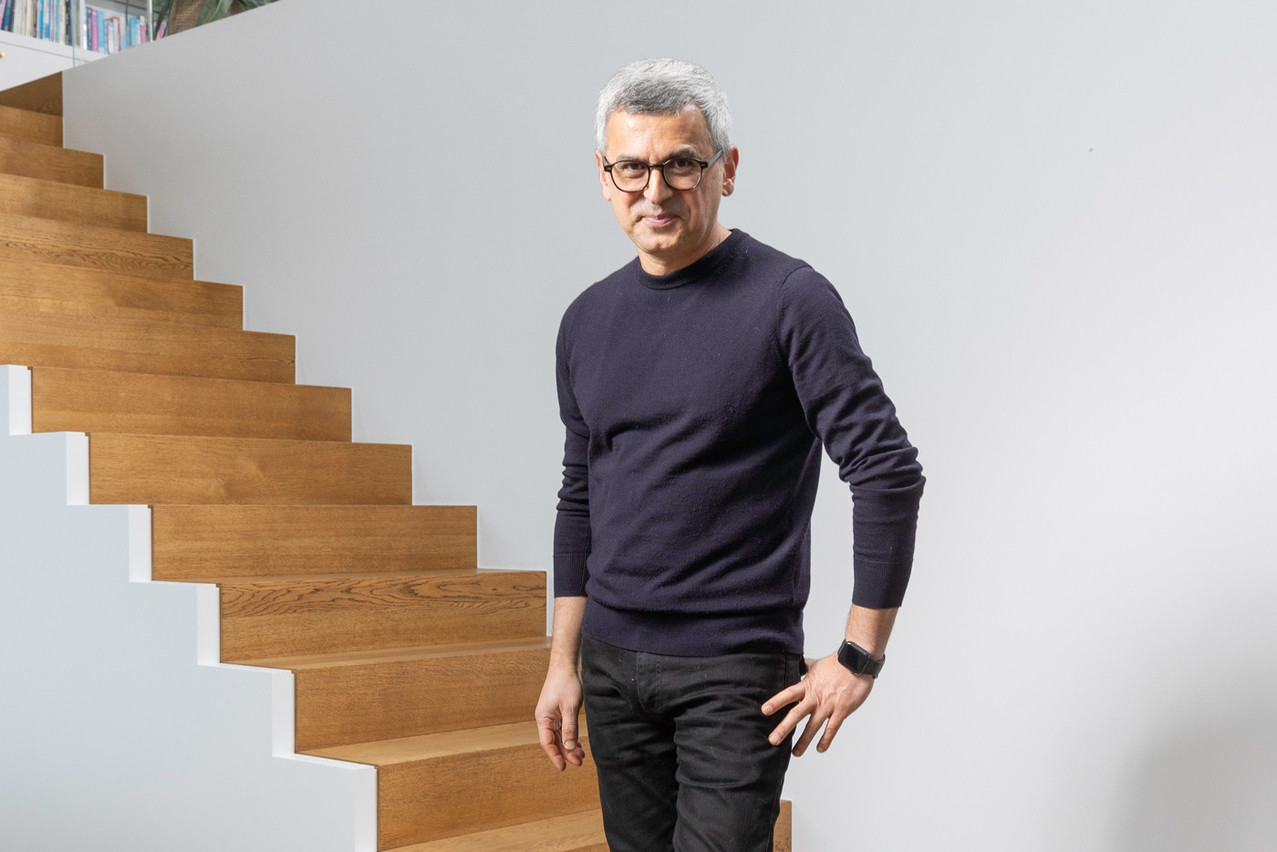 Shahram Agaajani: ««Mon père a déplacé des montagnes avec une petite cuillère. Il nous a inculqué les valeurs du travail, l’honnêteté, la persévérance, la confiance en soi et envers autrui, et le respect tout simplement.» (Photo: Guy Wolff/Maison Moderne)