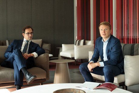 Philippe Sylvestre (président actuel) et André Hommel (président sortant) soulignent le désir du Jeune Barreau d’accompagner les jeunes avocats. (Photo: Matic Zorman/Maison Moderne)