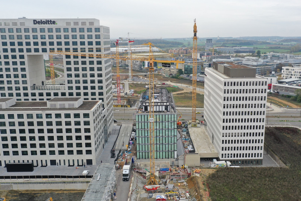 Le nouveau bâtiment administratif se situe entre deux grands bâtiments de bureaux, occupés par Deloitte et Alter Domus, à la Cloche d’Or. (Photo: Promobe)