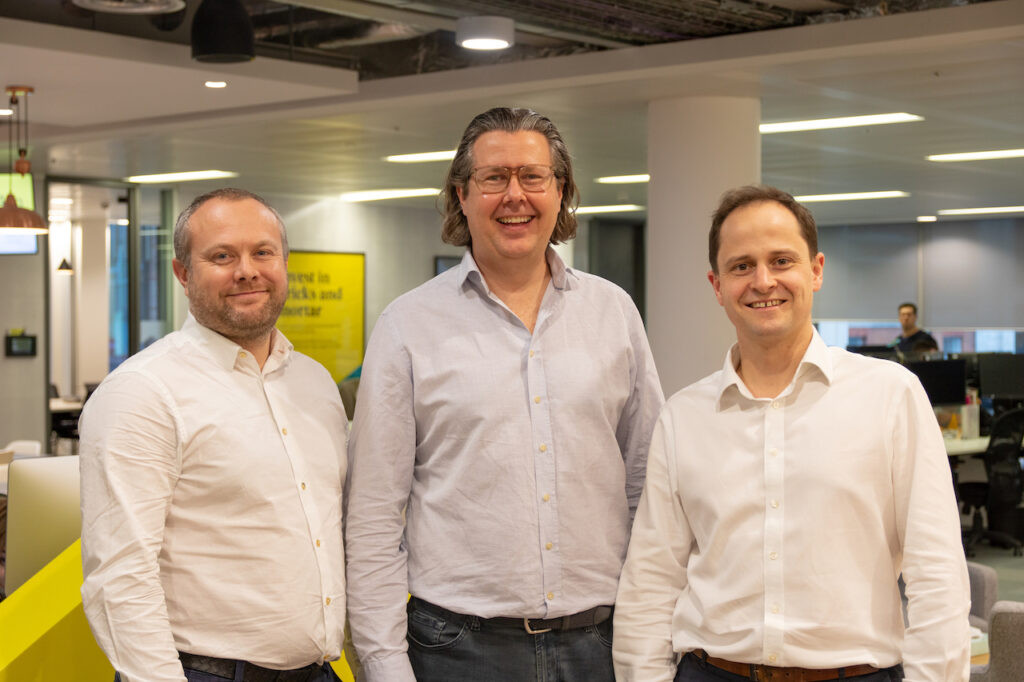 Après douze ans, le CEO de Lendinvest, Christian Faes (ici au centre), a décidé de passer le relais à un autre cofondateur, Rod Lockhart (à gauche). (Photo: Lendinvest).