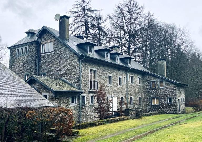 Le site du futur projet de Nicolas et Arthur Lhoist à Herbeumont est une bâtisse typique des Ardennes, sur les bords de la Semois. (Photo: DR)