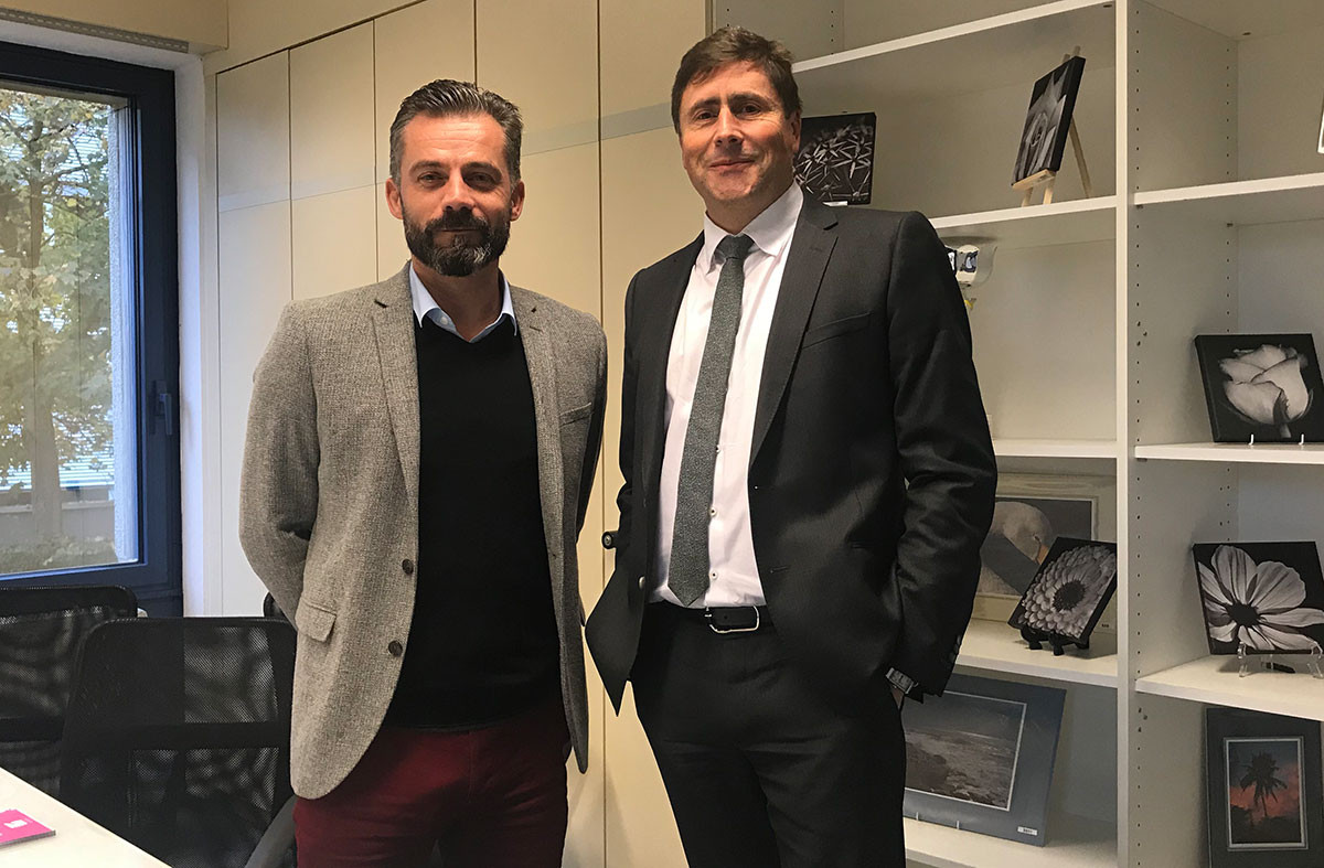 Olivier Nardi (à gauche), ici aux côtés de Dominique Galloy, CEO du groupe, est depuis le 1er octobre le nouveau directeur de la filiale luxembourgeoise. (Photo: Paperjam)