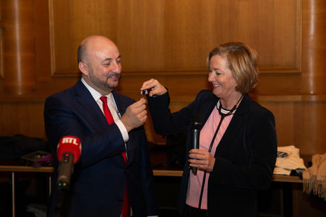 Étienne Schneider a confié la clé du bureau du ministre de la Santé (ainsi qu’un stéthoscope) à Paulette Lenert. (Photo: Romain Gamba / Maison Moderne)