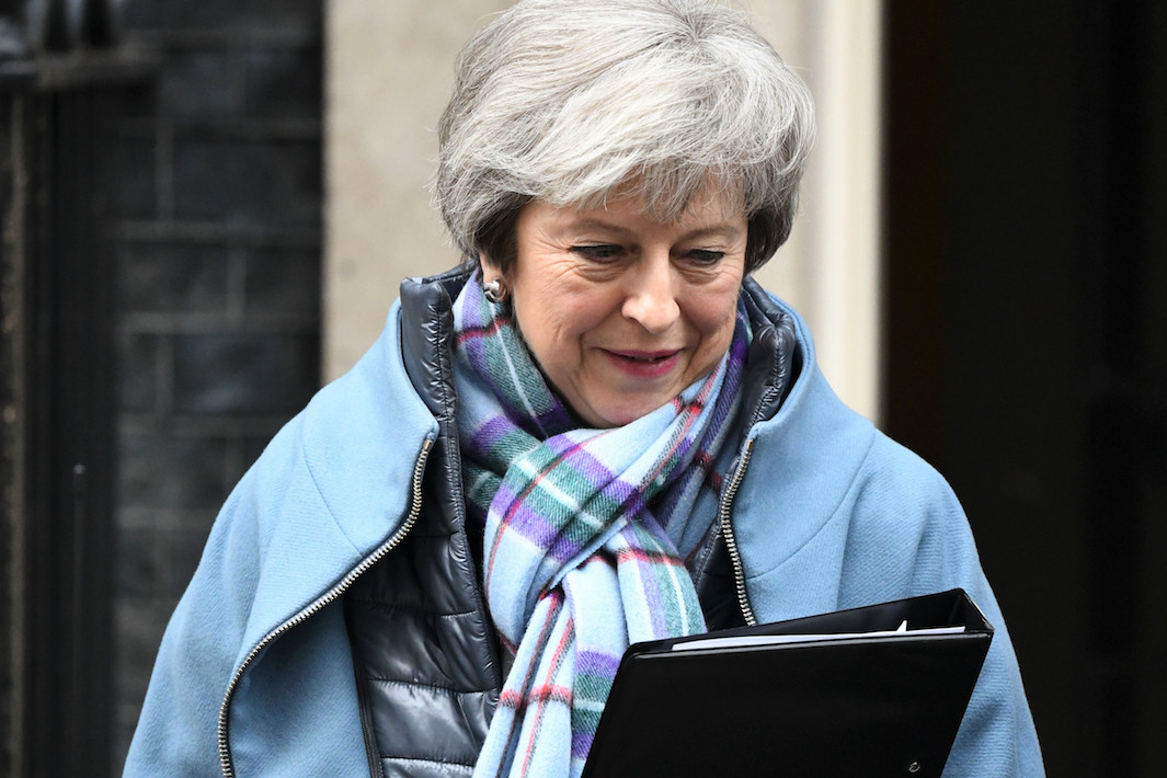 Theresa May – ici sortant de son bureau le 29 janvier – maintient sa ligne politique. (Photo: Shutterstock)