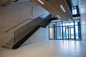Vue de l’entrée de l’immeuble. (Photo: Midori)
