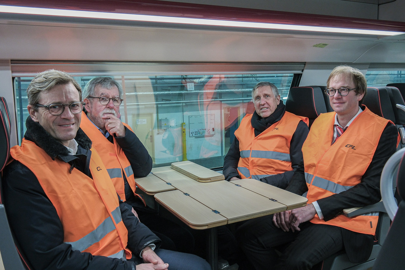 Marc Wengler, Jeannot Waringo, François Bausch et Mike Strotz ont pu prendre place dans le nouveau train des CFL. (Photo: CFL)