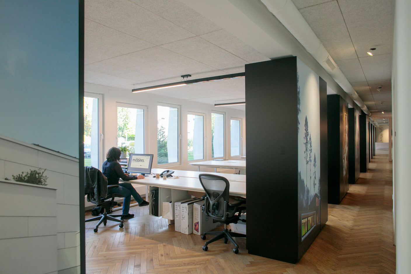 Les espaces de bureaux sont répartis tout au long d’un couloir dont la circulation reste ouverte et fluide. (Photo: Matic Zorman/Maison Moderne)