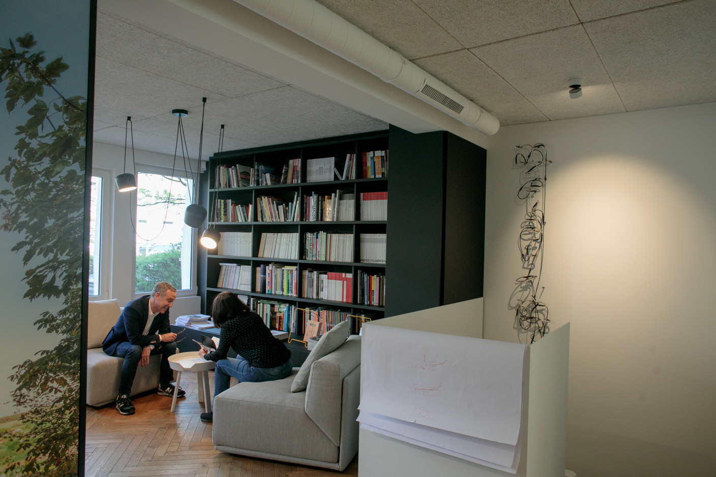 Un espace bibliothèque permet aussi de se retirer plus au calme si besoin. (Photo: Matic Zorman / Maison Moderne)