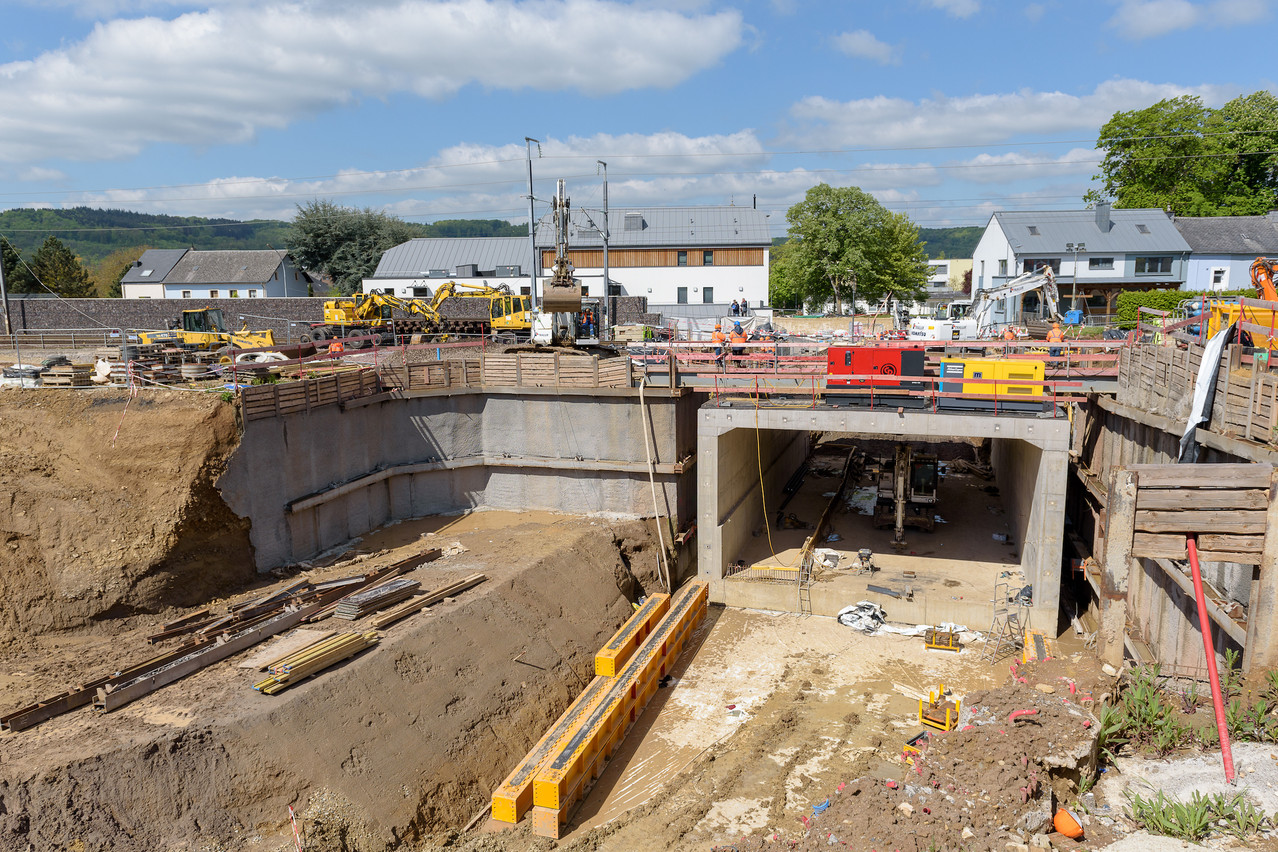 Le passage à niveau à Walferdange sera prochainement supprimé. Un tunnel sous les voies est en construction. (Photo: CFL)