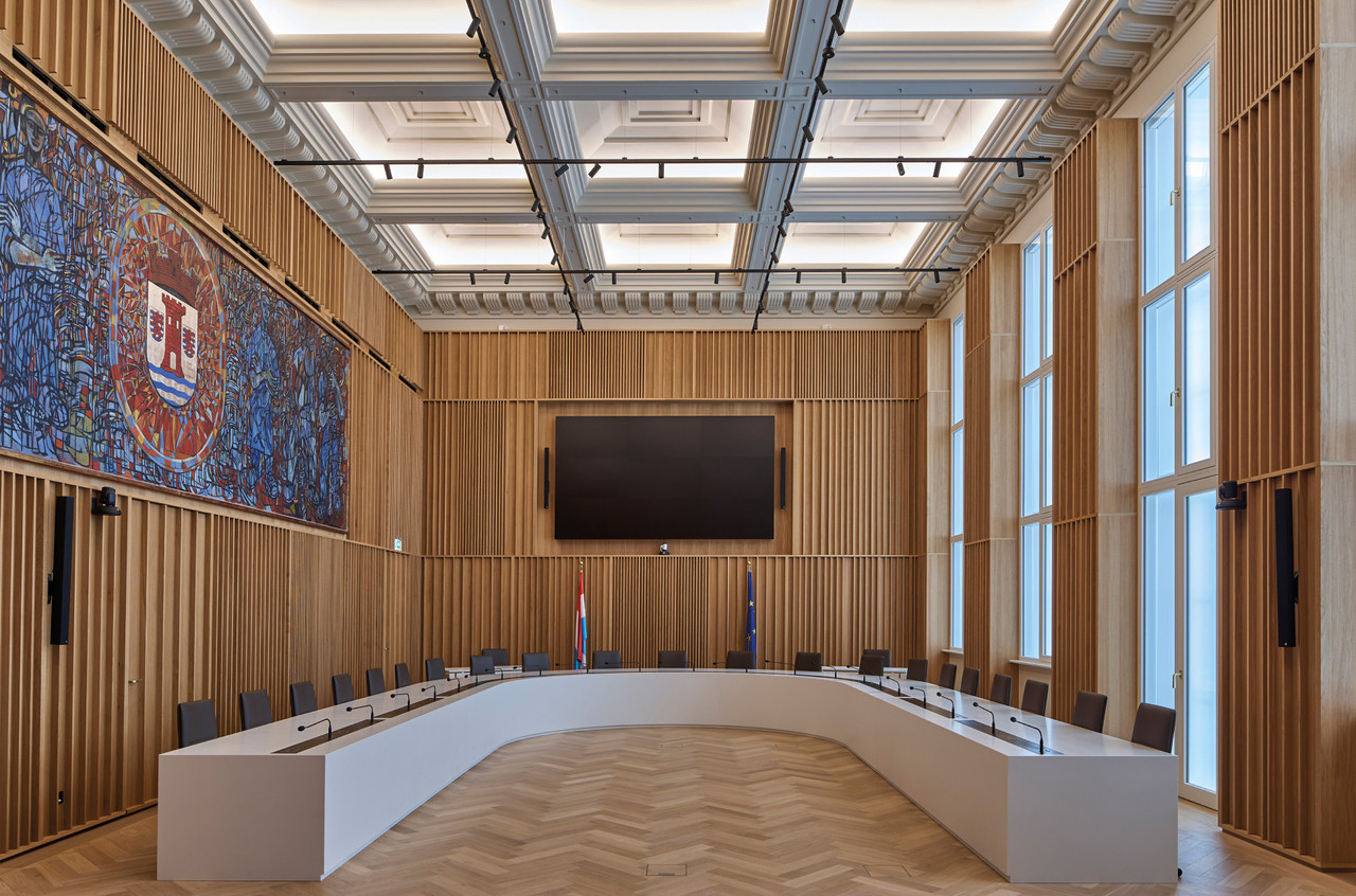 La grande salle du conseil de l’hôtel de ville d’Esch-sur-Alzette a été refaite par le bureau Jim Clemes Associates. (Photo: Jim Clemes Associates)