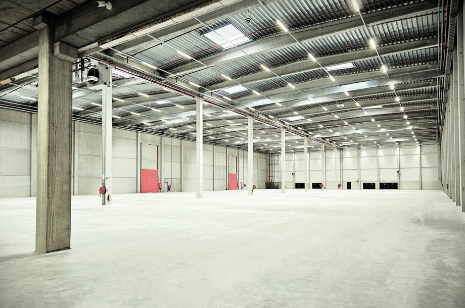 L’entrepôt de 5.000m² offre une capacité de stockage de plus de 8.000 palettes sur un site sécurisé. Comber a également investi dans la vidéosurveillance, le contrôle d’accès et la détection afin de garantir un stockage hautement sécurisé. (Photo: Thomas Chalant)